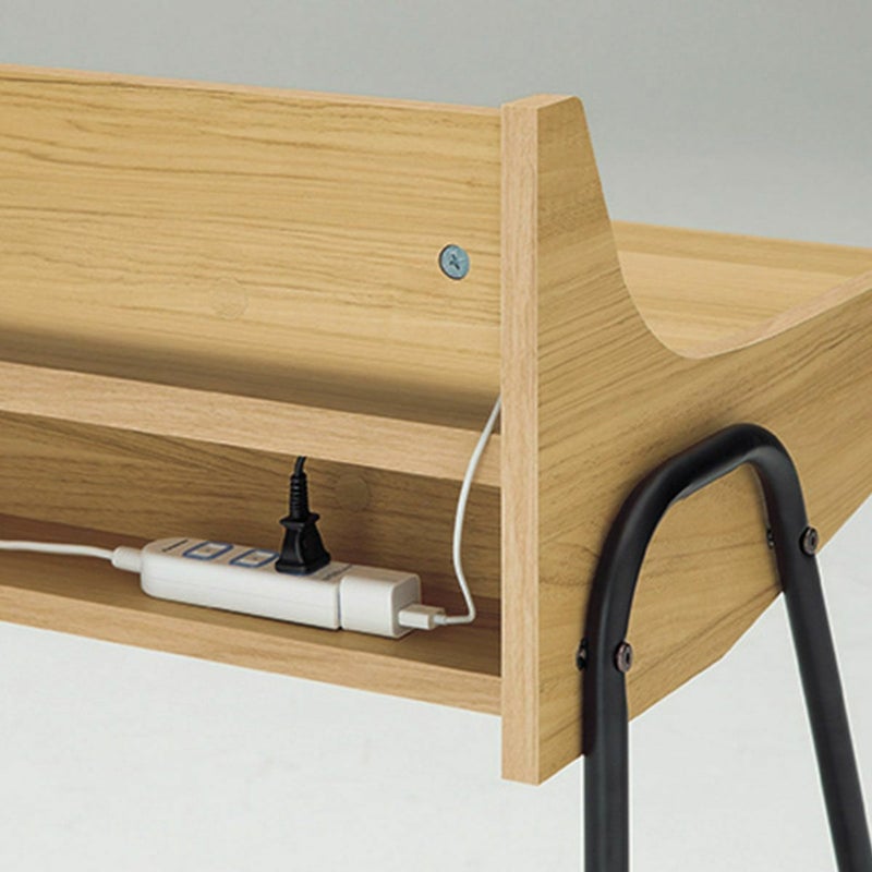 [タップ収納スペースで配線すっきり]デスク背面にタップを置けるスペースがあります。たくさんのコードをここでまとめることができるので、デスクの上や足元も配線をすっきりさせることができます。
