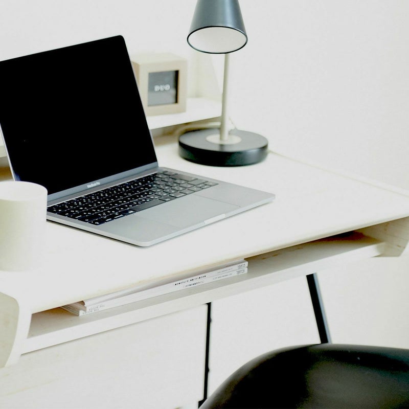 [天板下のオープン収納]雑誌やノートPCの一時置きに便利です。