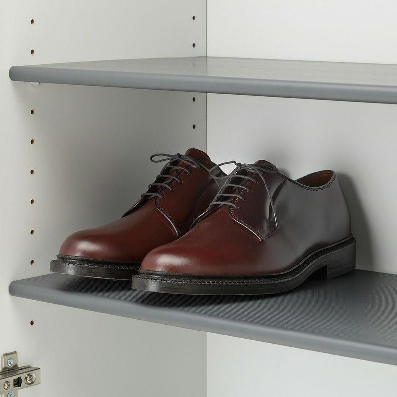 [革靴が入る奥行]平均的な男性の革靴が入る奥行です。（奥行有効内寸32.6cm）