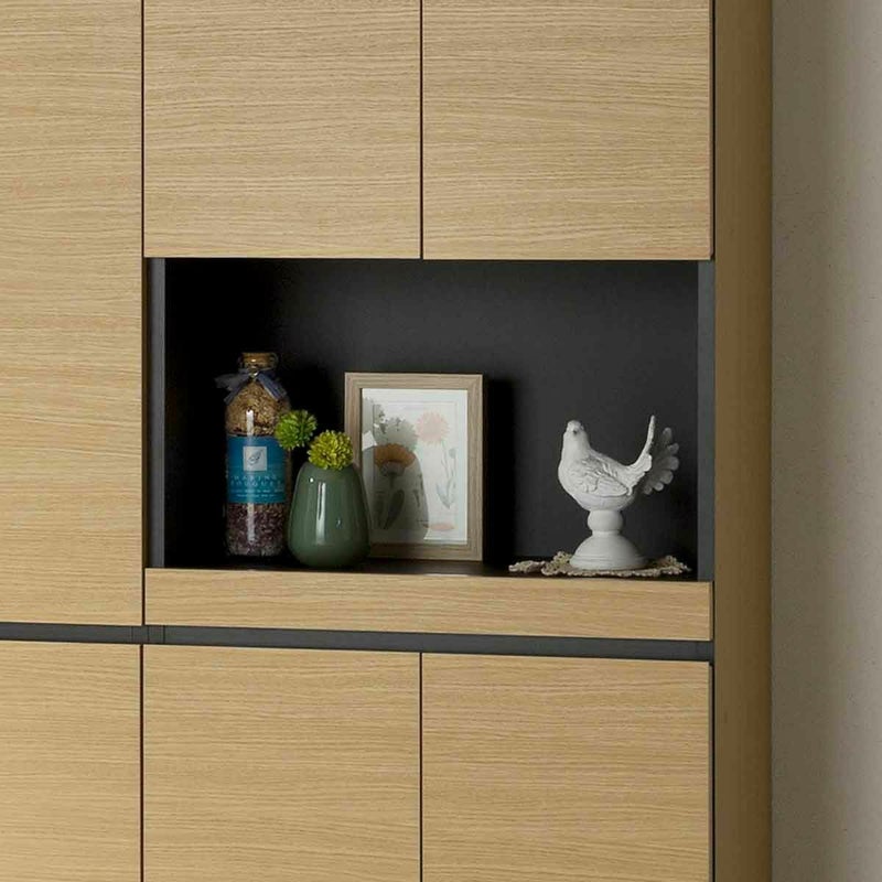 [小物が映えるオープンスペース]玄関に小物を飾れるスペース。キーボックスや鏡の置き場としても利用できます。※画像はNA色