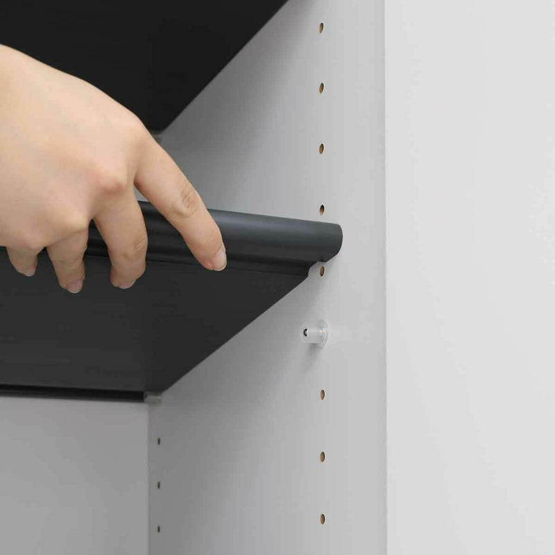 [移動棚]棚板はすべて可動式。靴の大きさにあわせて棚の高さを変えることができます。※画像はWH色