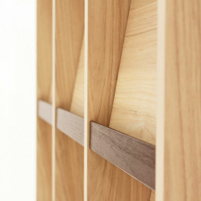 [アクセントカラーが際立つおしゃれな木製取っ手]ダークなアクセントカラーが全体を引き締めるフラップ扉の木製取っ手。