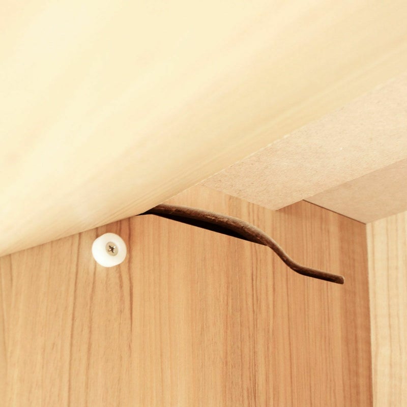 [スムーズな動きのウェーブカット]フラップ扉を収納する際、人が力を入れやすくスムーズに動くよう、溝をウェーブ状にしています。