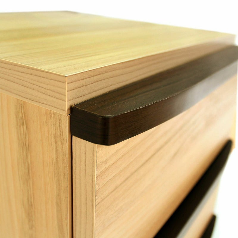 [取っ手のアクセントデザイン]取っ手は全体を引き締めるダークブラウン。スタイリッシュな印象を与えます。