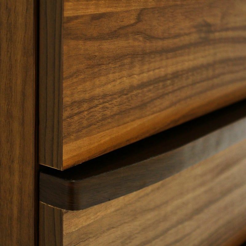 [取っ手のアクセントデザイン]取っ手は全体を引き締めるダークブラウン。スタイリッシュな印象を与えます。