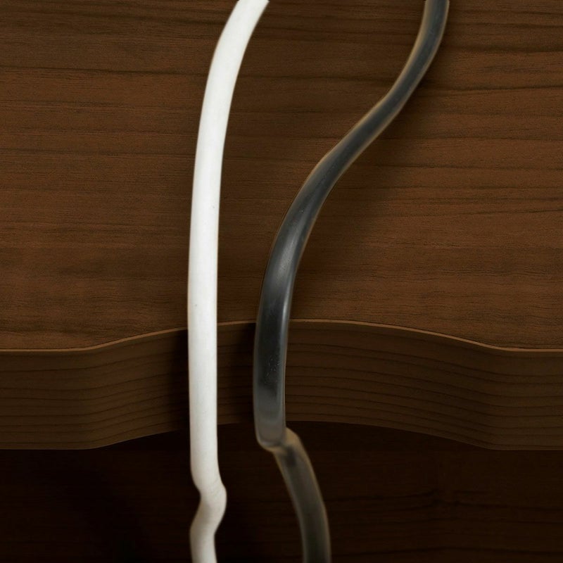 [PCなどの配線用加工]天板奥にやわらかな曲線の配線用加工があります。PCなどの配線を後ろに通して、天板の上をすっきり使うことができます。