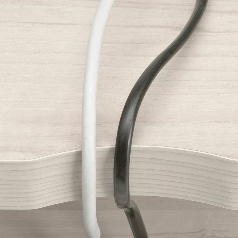 [PCなどの配線用加工]天板奥にやわらかな曲線の配線用加工があります。PCなどの配線を後ろに通して、天板の上をすっきり使うことができます。