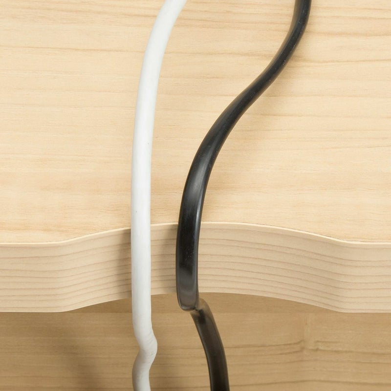 [PCなどの配線用加工]天板奥にやわらかな曲線の配線用加工があります。PCなどの配線を後ろに通して、天板の上をすっきり使うことができます。