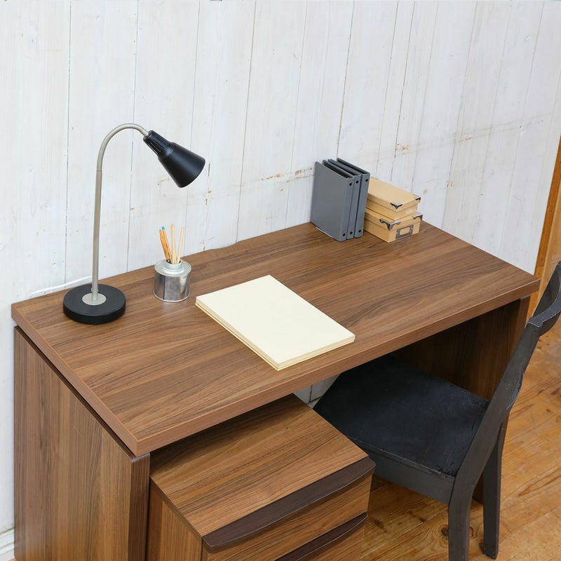 [十分な奥行]奥行55cmで、ノートPCと書類を同時に広げても十分に作業できます。