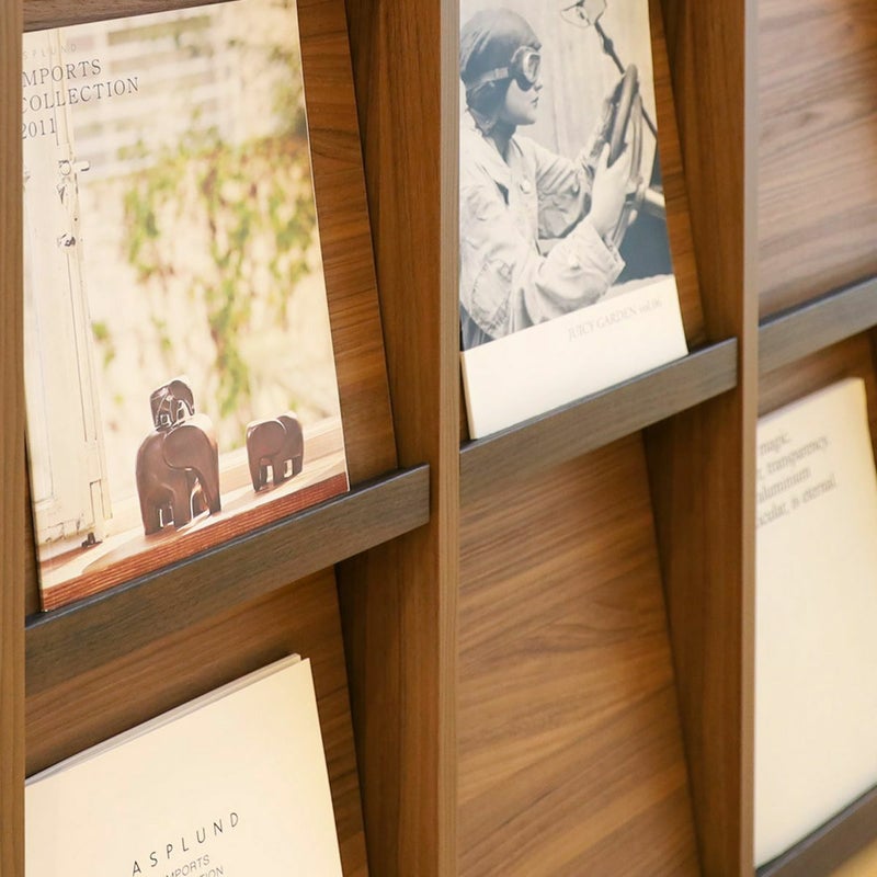 [アクセントカラーが際立つおしゃれな木製取っ手]ダークなアクセントカラーが全体を引き締めるフラップ扉の木製取っ手。