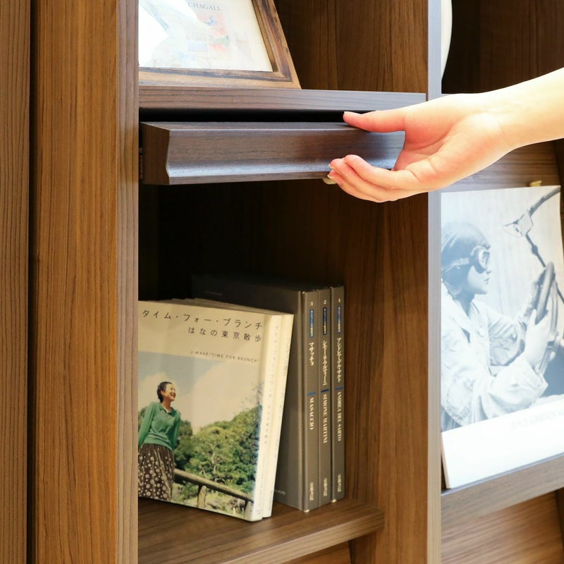 [収納できるフラップ扉]フラップ扉は、上に引き上げ押し込んで収納します。オープン時も邪魔にならない構造です。※画像はSEP-1295F-DK