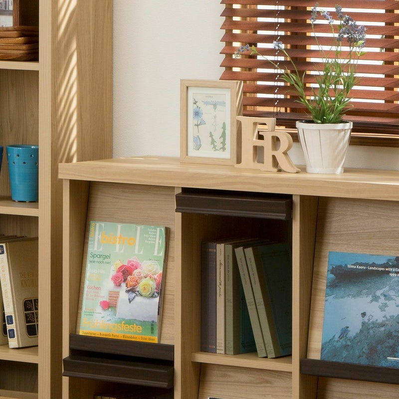 [フラップ扉]扉の前面に雑誌などをディスプレイできる扉。雑誌を乗せたまま棚内上部にすっきり収まります。※画像はNA色