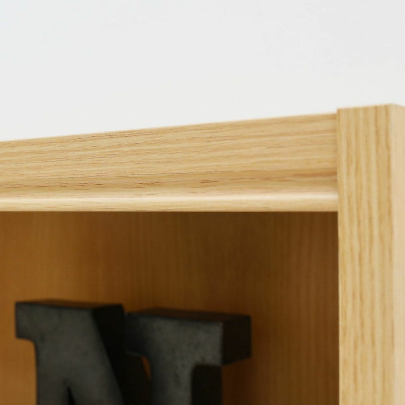 [天板のデザイン]天板にはやわらかく彫り込んだライン。優しい影が表情をつくります。