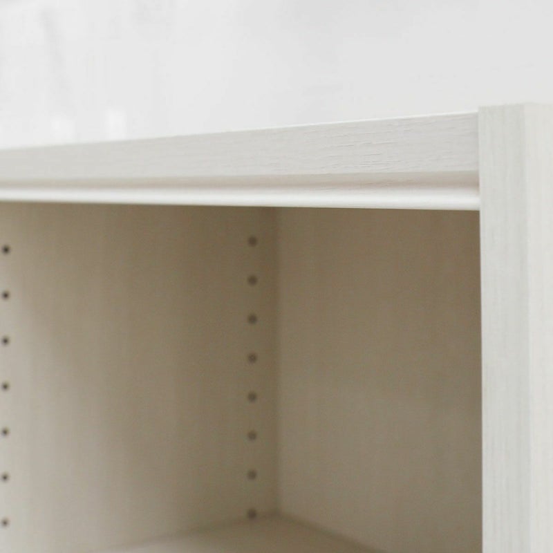 [天板のデザイン]天板にはやわらかく彫り込んだライン。優しい影が表情をつくります。