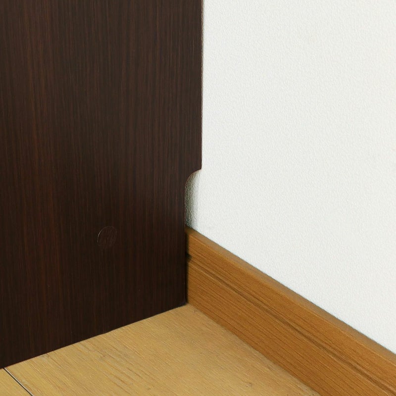 [巾木をよける加工]壁とラックの間に隙間があかないよう、巾木をよけるための加工がされています。
