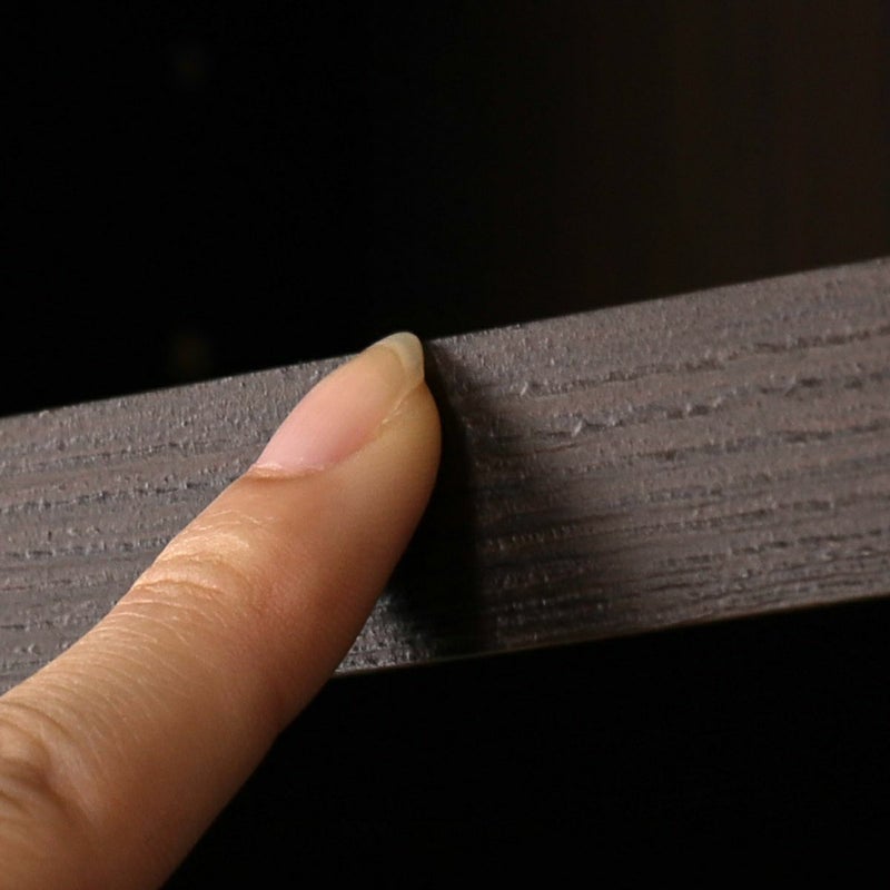 [棚板の正面（木口）には3Dエンボス加工]木口は木の凸凹まで再現した3Dエンボス加工のテープ。リアルな木質感を表現しています。