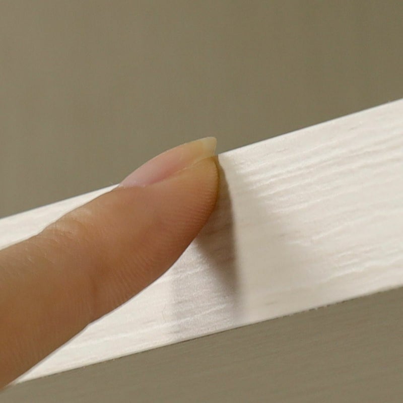 [棚板の正面（木口）には3Dエンボス加工]木口は木の凸凹まで再現した3Dエンボス加工のテープ。リアルな木質感を表現しています。