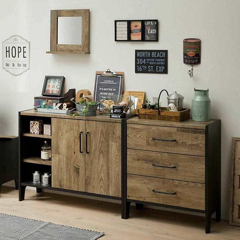 [空間を広く見せる高さ]高さが低いので空間を広く演出してくれます。ダイニングテーブルとほぼ同じぐらいの高さなので、天板に置いた物がとりやすい高さとなっています。