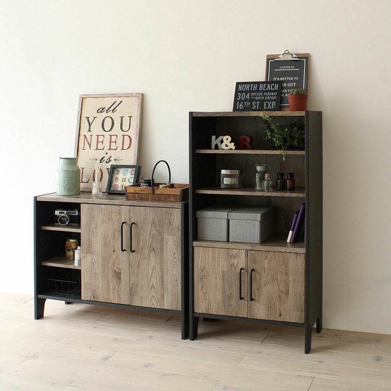 [アメリカンビンテージスタイル]長年使いこんだような雰囲気の古材風シートや、艶消ししたアイアン調の取っ手が”男前インテリア”を演出します。両側板のブラックボードが家具全体を引き締め、インダストリアル風の部屋にぴったりなテイストです。