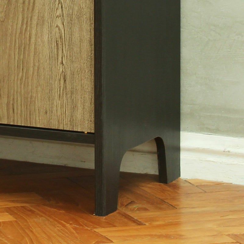 [部屋を広く見せるフット]両側板のフットは細見えするすっきりデザイン。横から見ても床が見えるので、部屋を広く見せてくれます。