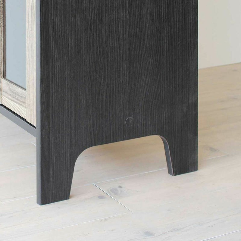 [部屋を広く見せるフット]両側板のフットは細見えするすっきりデザイン。横から見ても床が見えるので、部屋を広く見せてくれます。