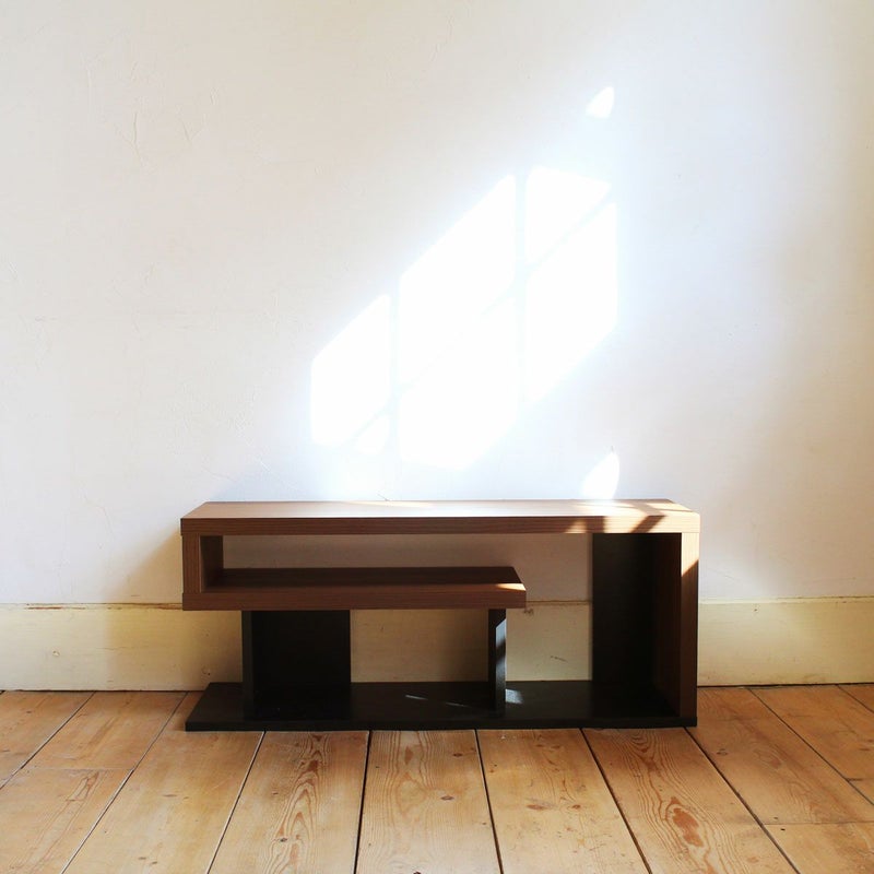 [ユニークで無駄のないデザイン]厚みのある板をＬ字に配置。シンプルで力強いフォルムです。