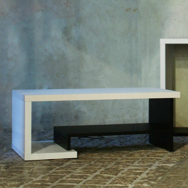 [ユニークで無駄のないデザイン]厚みのある板をＬ字に配置。シンプルで力強いフォルムです。