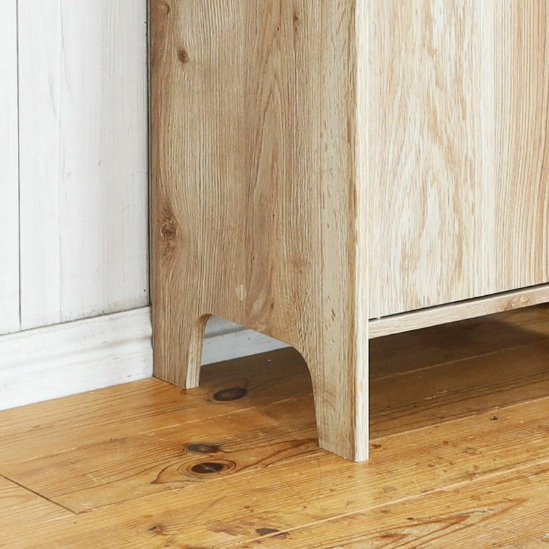 [部屋を広く見せるフット]フットの形状は、細見のスッキリデザイン。床が見えるから、お部屋全体を広く見せます。