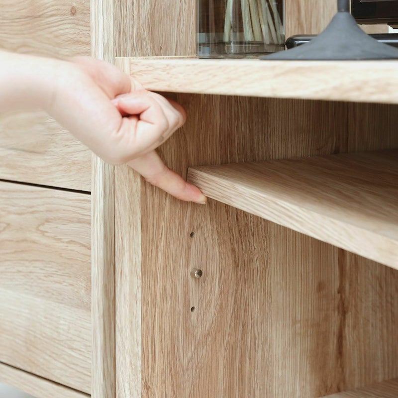 [移動棚]1枚の棚板は可動式。収納物にあわせて、高さを3段階調節できます。