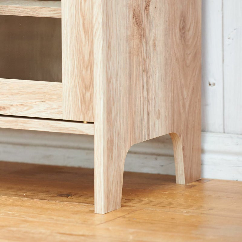 [部屋を広く見せるフット]フットの形状は、細見のスッキリデザイン。床が見えるから、お部屋全体を広く見せます。※画像はVTL-9060G NN