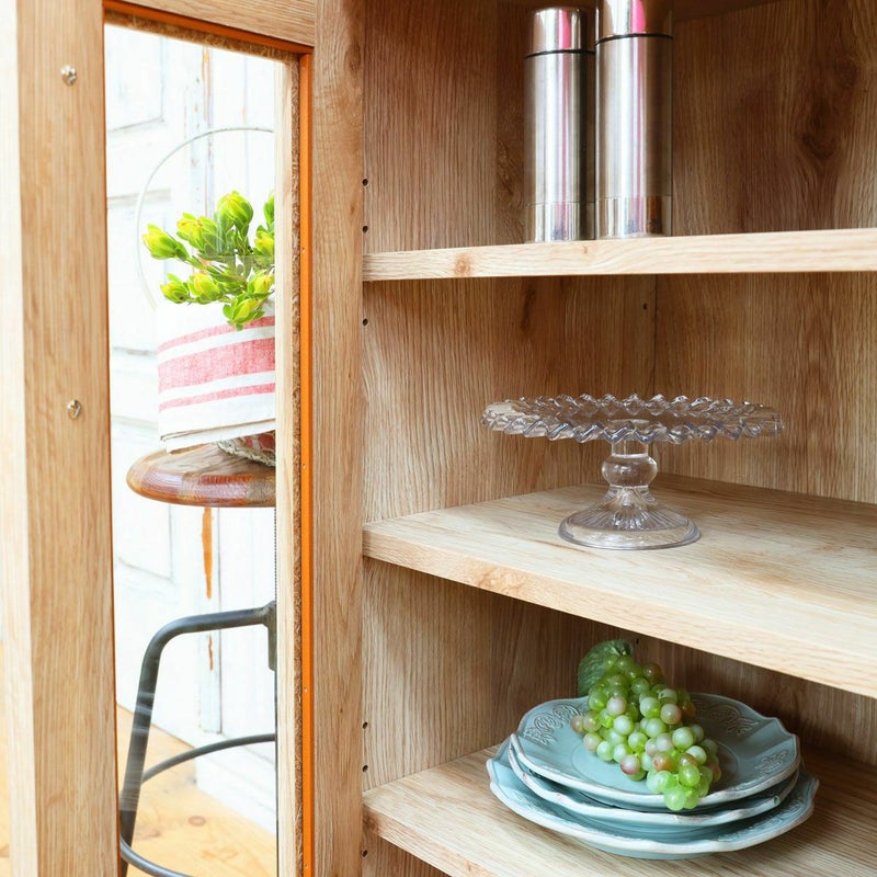 [移動棚]2枚の棚板は可動式。収納物のサイズに合わせて高さを調節できます。