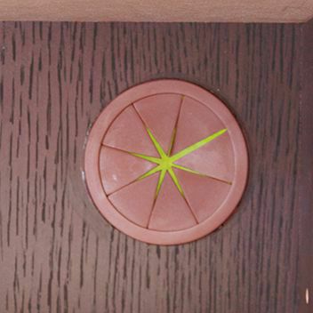 [AV機器用配線穴]中央デッキ収納部の背板には配線用の穴加工を施しました。配線を傷つけにくいゴムコーダー付です。