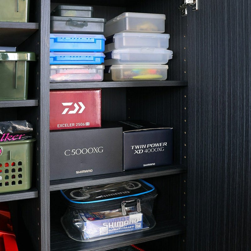[変色防止の扉収納]紫外線による変⾊や、蛍光灯焼けを防ぐため扉収納。リールの箱や、ビンテージルアー、高額ルアーの在庫置場に。