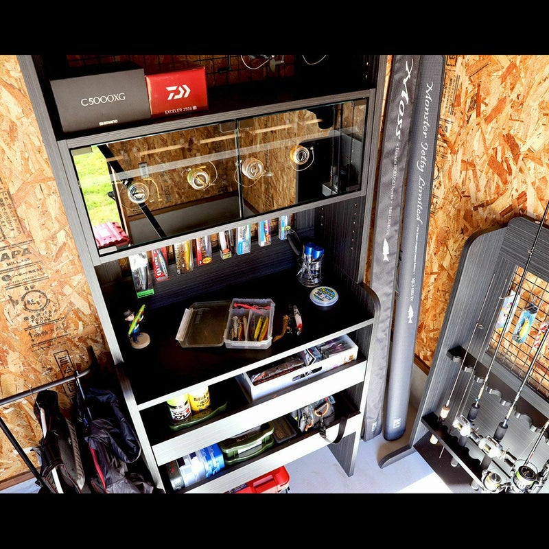 [天板をデスクとして使用]天板を机代わりにして釣具のメンテナンスをすることができます。