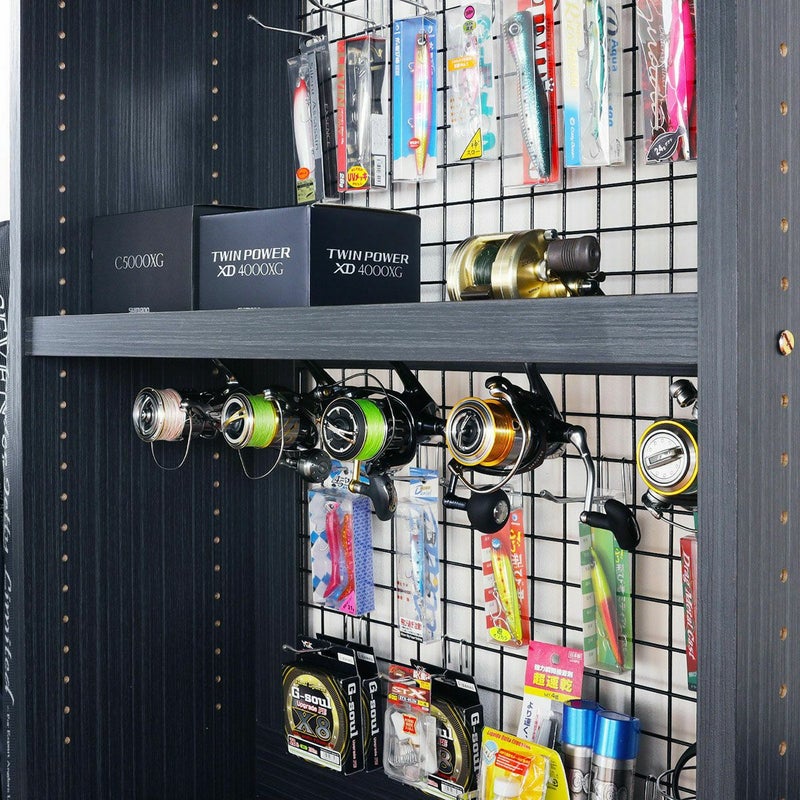 [スピニングリール収納]スピニングリール専用棚が1枚付いています。1段に5台までリールをディスプレイすることができます。※追加棚板も販売しています。