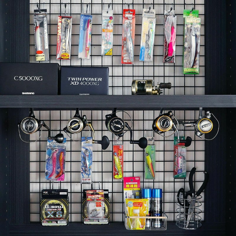 [ディスプレイネット]市販のフックを使用すると、ルアーやライン各種小物をパッケージのまま店舗のように飾って収納することができます。
