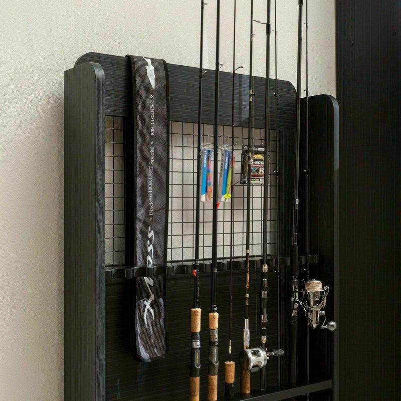 [ロッドケースの収納]ロッド受けから背面のネットまでスペースがあるので、置き場所に困るロッドケースも引っ掛けて収納することができます。