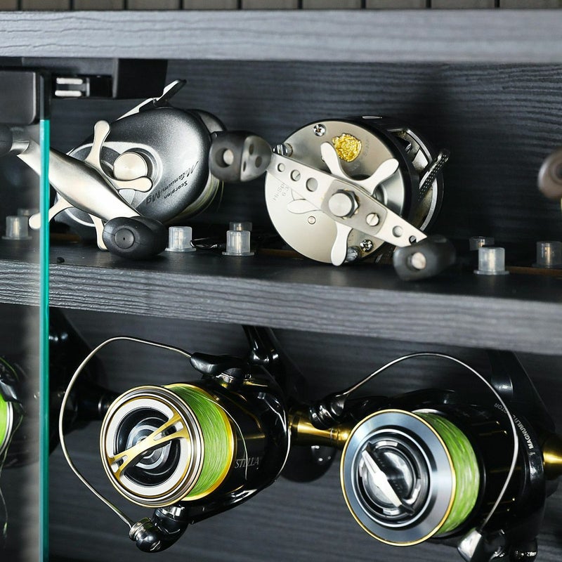 [落下防止機構＆磁石扉]リールの収納には、落下防止のための固定用ダボを用意しています。扉にはマグネットキャッチを採用。