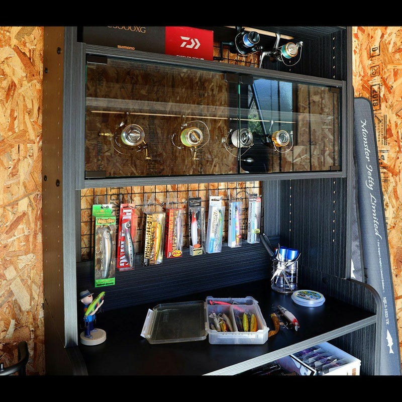 [お気に入りのリールを守るガラスキャビネット]お気に入りのリールや、高級リールはガラスキャビネットへ収納。ホコリ等を防ぎながら、ディスプレイを楽しむことができます。