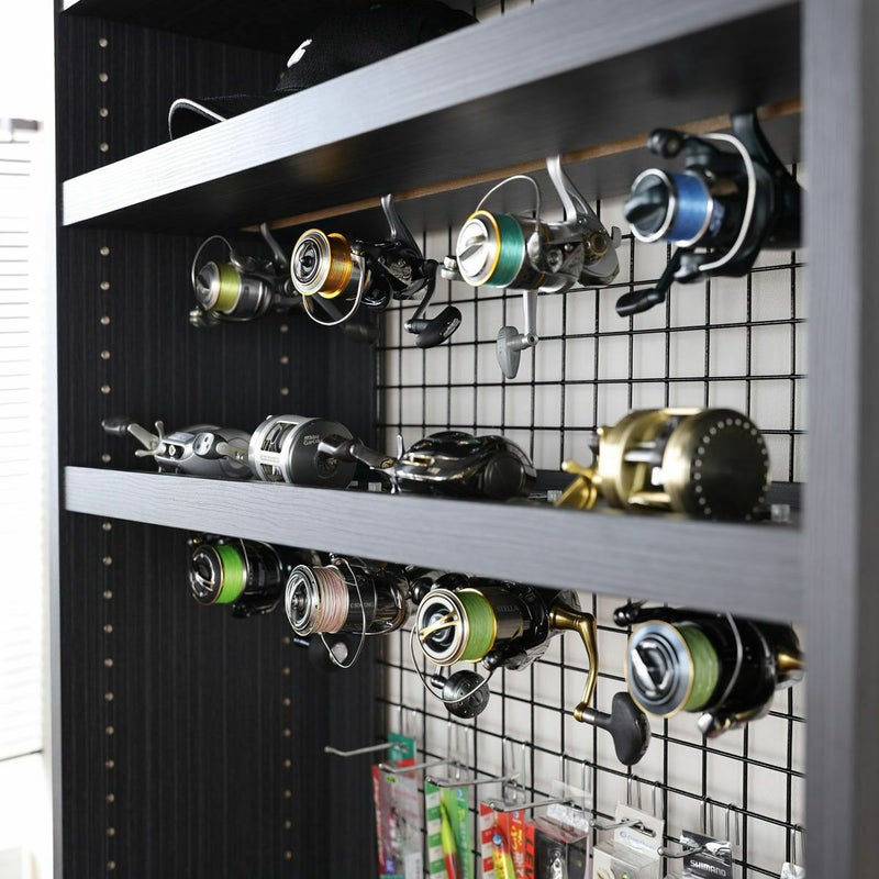 [棚板上部への収納]スピニングリールの収納だけではなく、棚板上部にベイトリールを置くことも可能です。