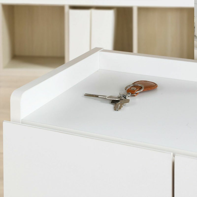 [物が落ちにくい天板]オフィスの細々としたものが後ろに落ちないように、天板の3方にこぼれ止めが付いています。