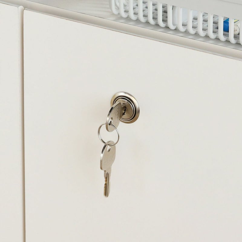 [鍵付きの扉]大切な書類や貴重品をしまっておける鍵付き扉。スペアキーが一つ付属しています。