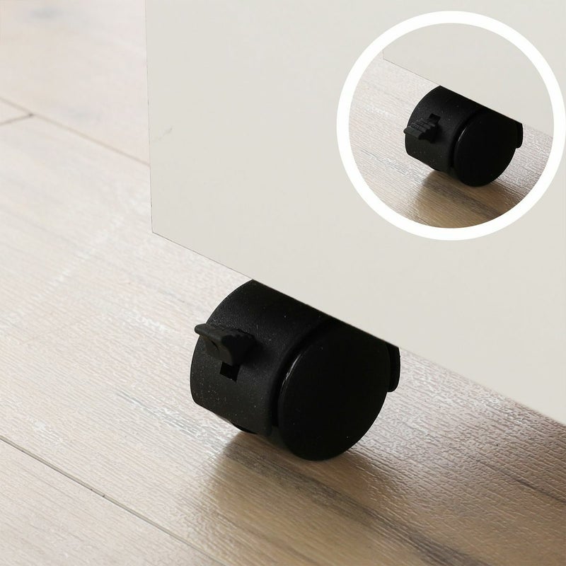 [ストッパー付きキャスター]前方のキャスターは、デスク下や作業時に動いてほしくないときに固定ができるストッパー付きです。