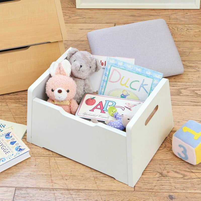 [おもちゃの収納]座面を外すと、椅子の中に小さいおもちゃやぬいぐるみを収納できます。