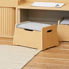 [子供の成長に合った収納をつくれるキッズ家具]シンプルなデザインで長く使えるキッズスツール。椅子に座ってデスクに向かう習慣が身につきます。収納付きでおもちゃも収納できます。