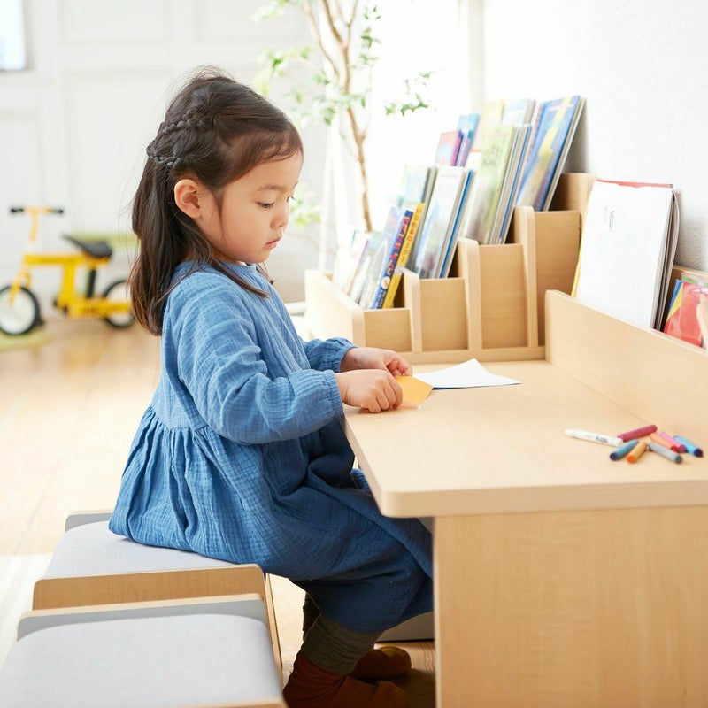 [お絵描きデスクと組み合わせ]収納付きスツールは、お絵描きデスクにちょうどいい高さです。