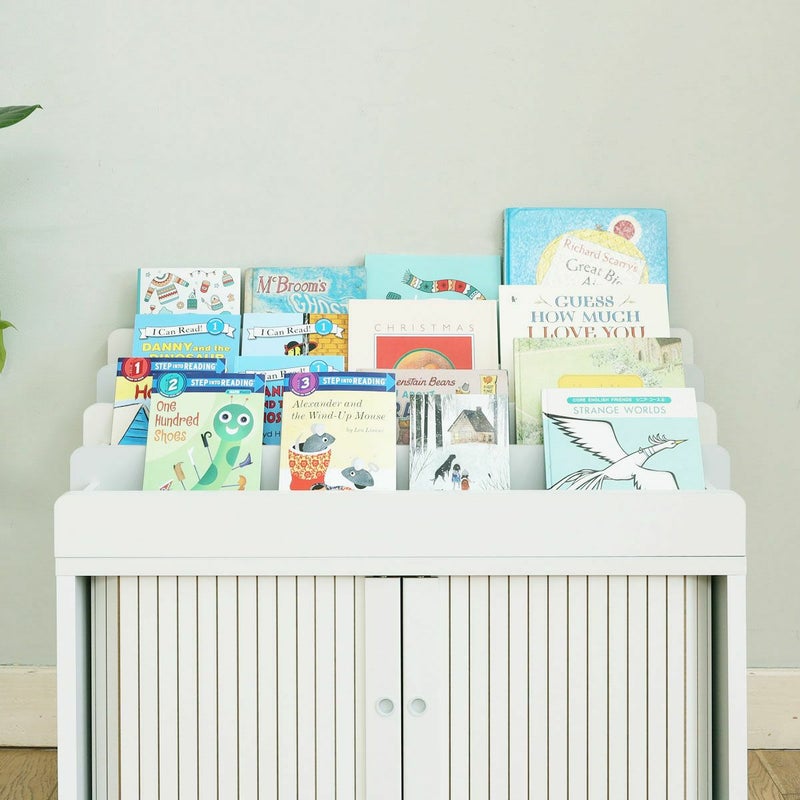 [絵本の収納]商品幅約90cm×4段のラックでたくさんの絵本を収納できます。