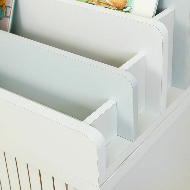 [グレーカラーが遊び心のあるデザイン]アイボリー色のラックは明るいグレーカラーを挟んだデザイン。全体のシンプルさに、子供らしい遊び心を感じられます。