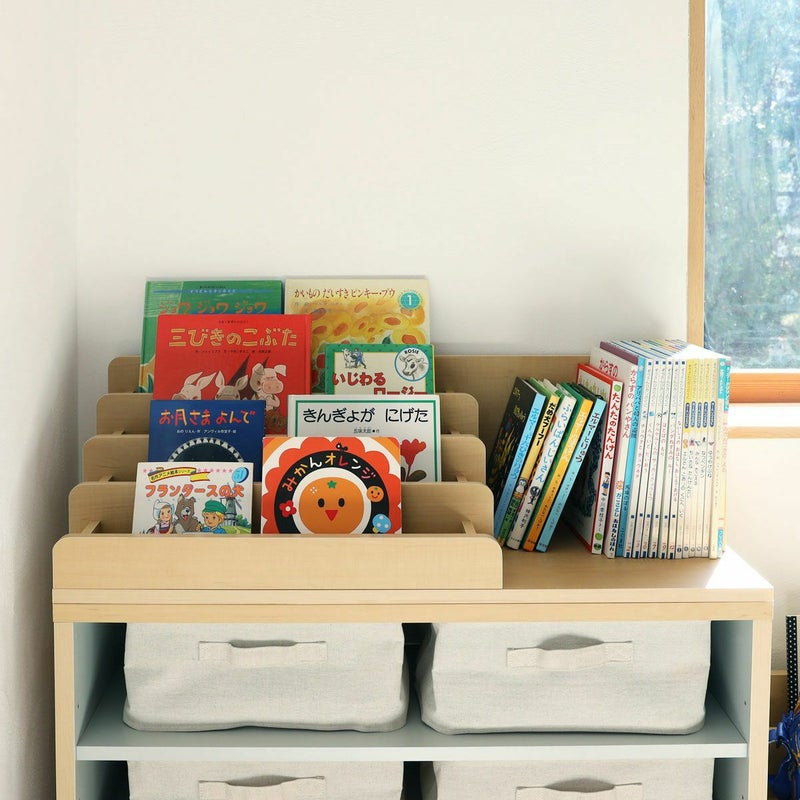 [絵本の大容量収納]左右両方のスペースに絵本を収納すれば、よりたくさんの絵本を収納することができます。お気に入りの絵本や表紙が素敵な絵本は左側に、その他に絵本は右側にして分類収納もできます。※画像はNA色