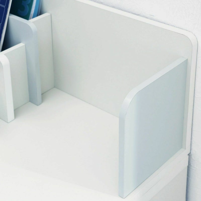 [グレーカラーが遊び心のあるデザイン]アイボリー色のラックは明るいグレーカラーを挟んだデザイン。全体のシンプルさに、子供らしい遊び心を感じられます。